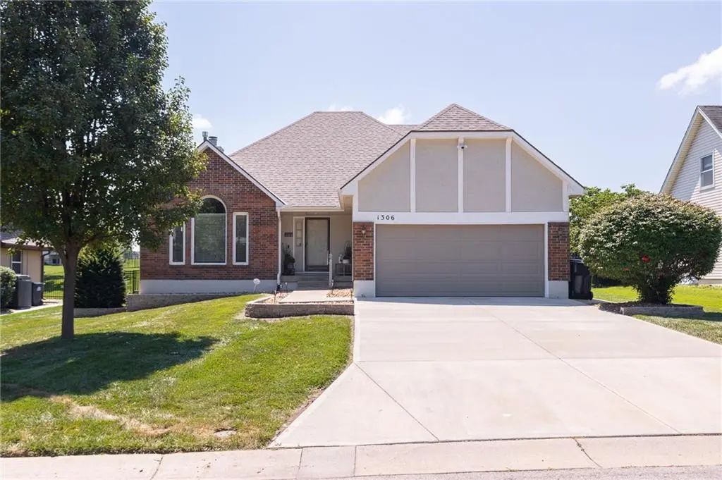 1306 Sw Stonecreek Drive, Blue Springs