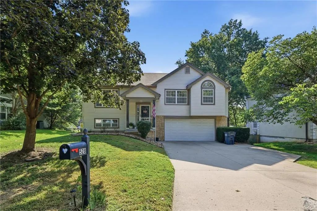 528 Nw 41st Street, Blue Springs