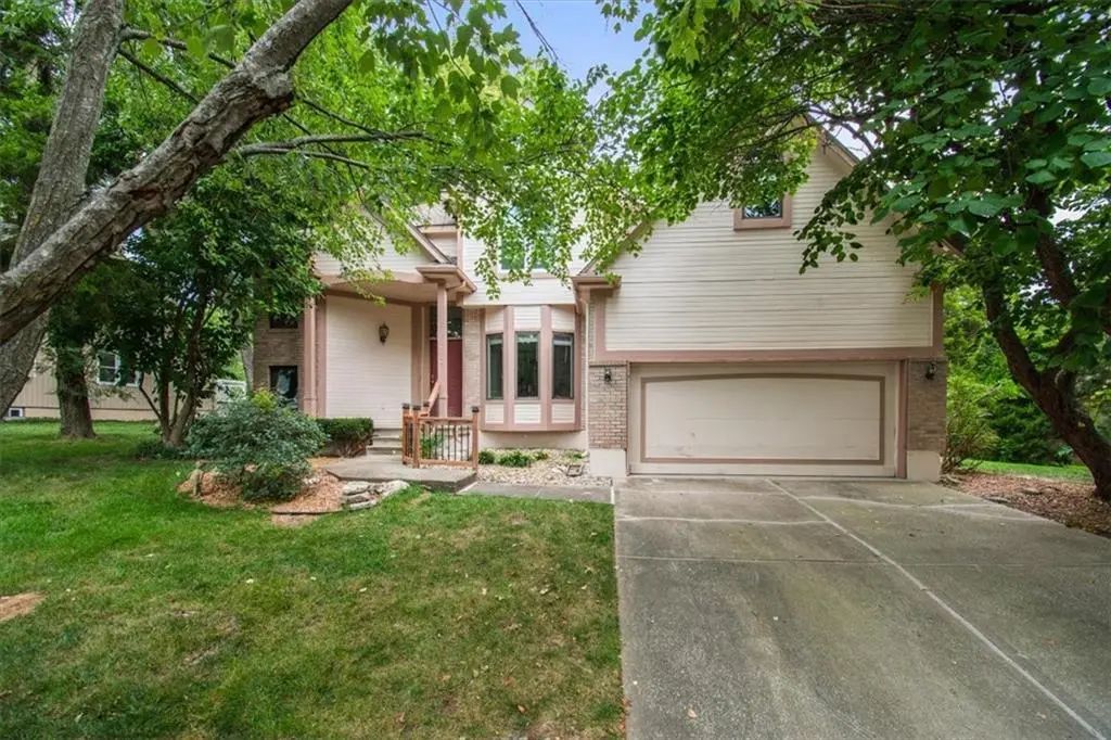 2823 S Stoneridge Drive, Blue Springs