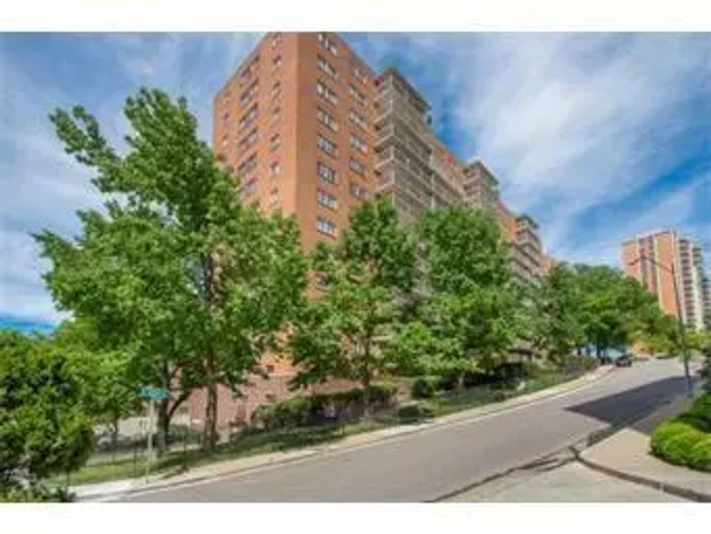 310 W 49 Street 101, Kansas City