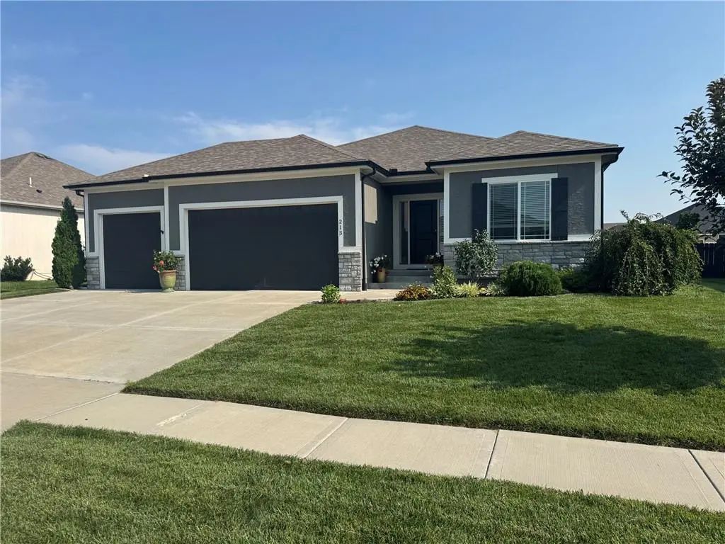 213 Sw Davenport Drive, Blue Springs