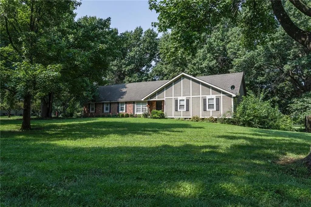 16040 Outlook Avenue, Stilwell