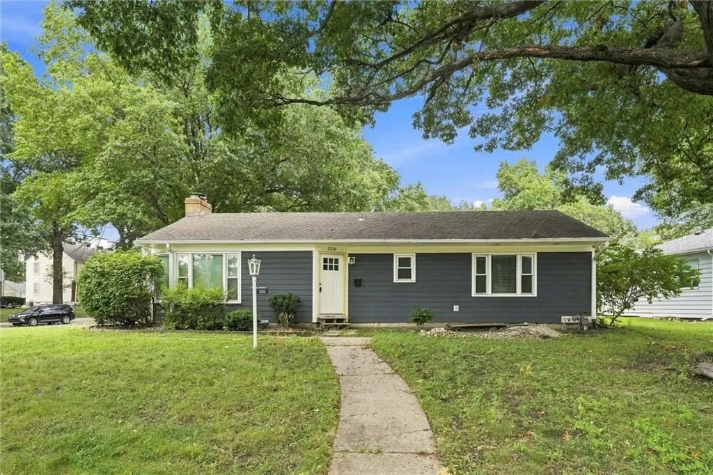 1216 Meadow Lake Parkway, Kansas City