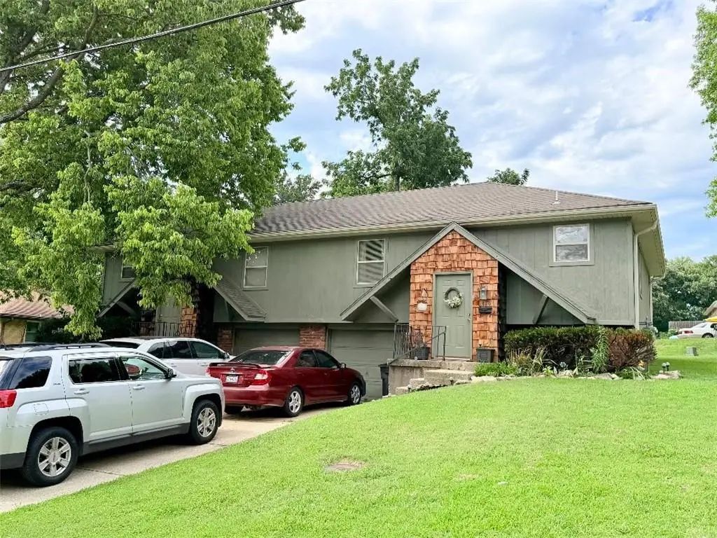 11426 & 11428 E 27th Street S, Independence