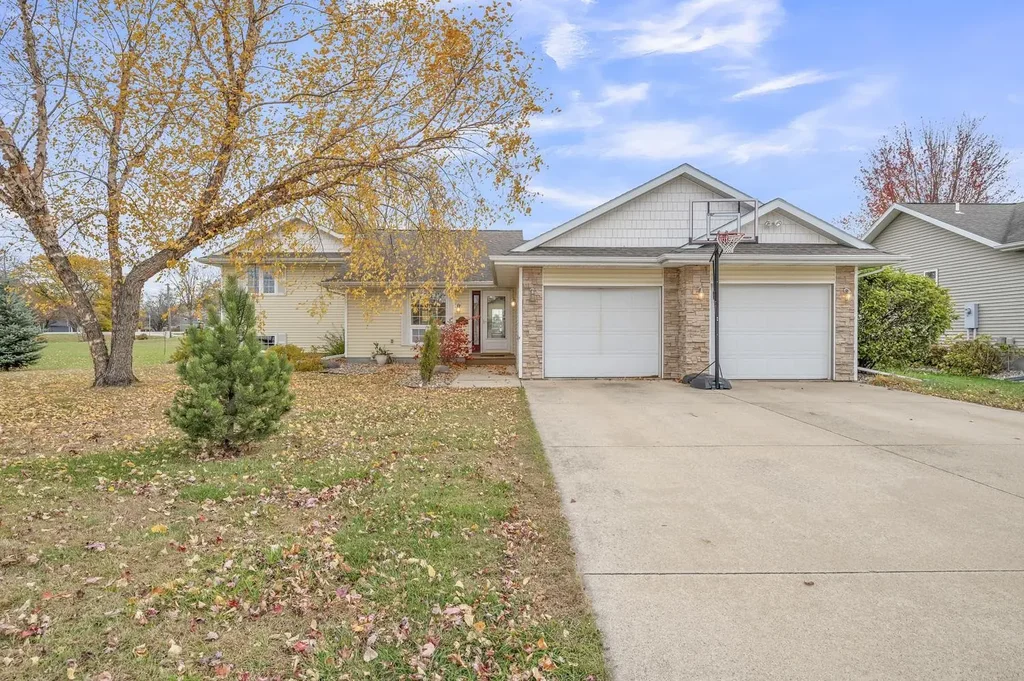 1002 Eloise St, Okoboji