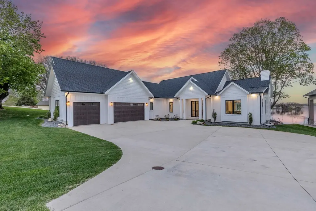 2720 Breezy Heights, Wahpeton