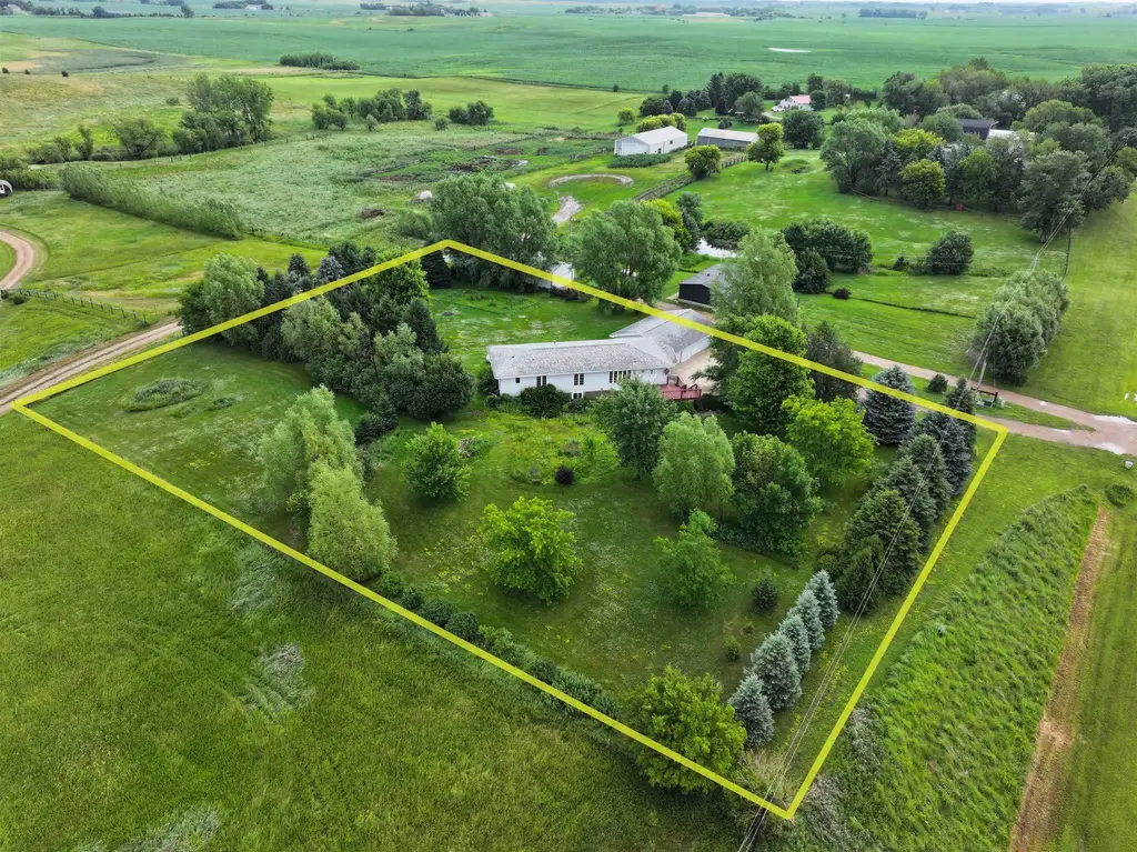 1806 Hwy 9, Spirit Lake