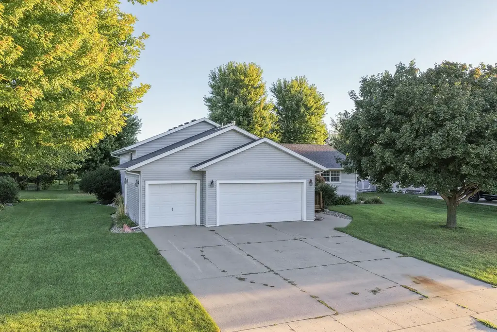 1302 32nd Street, Spirit Lake
