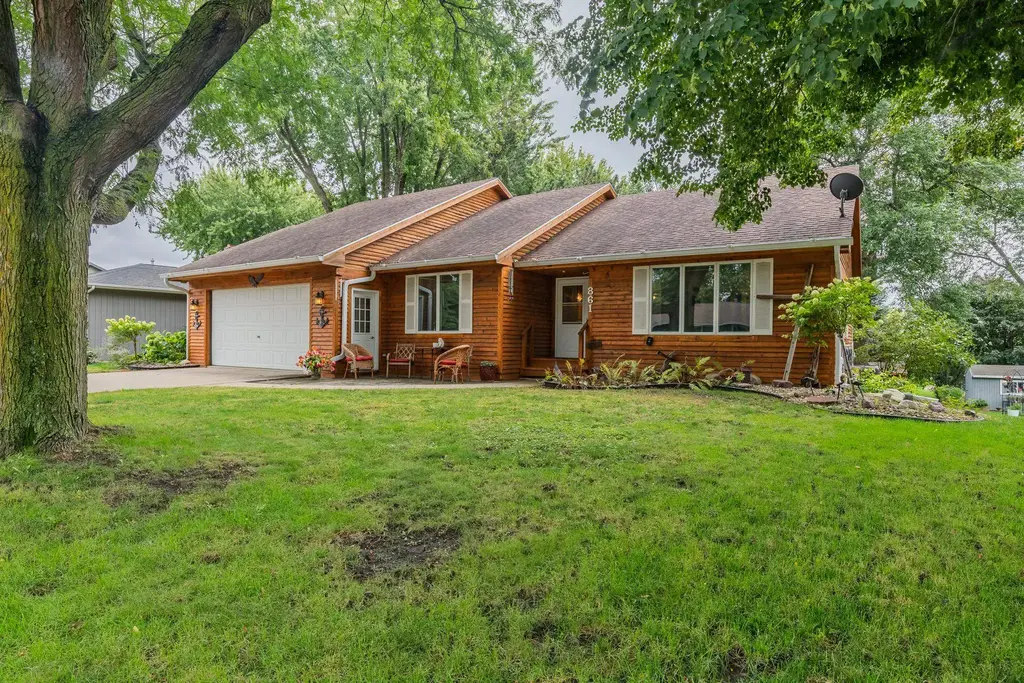 861 28th St, Spirit Lake