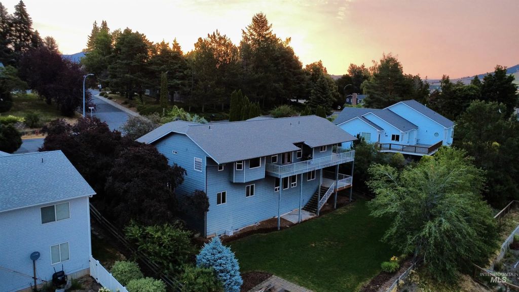 793 Indian Hills Dr, Moscow