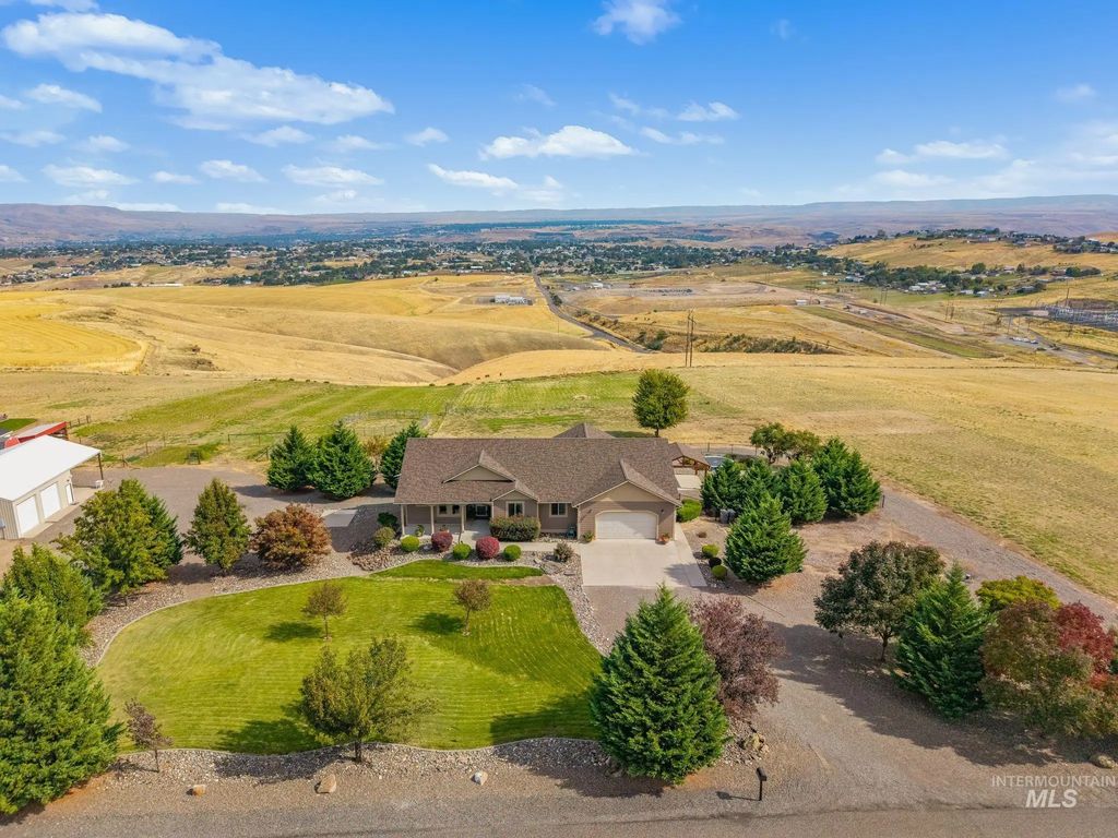 999 Amity Lane, Clarkston