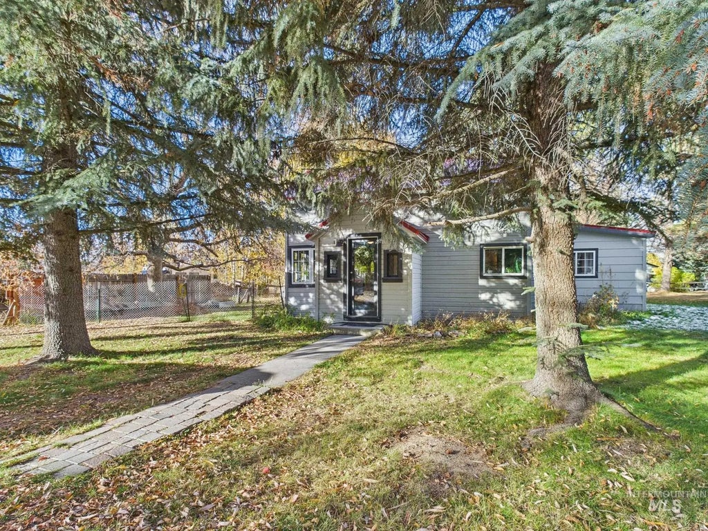 913 W 1st St, Fairfield