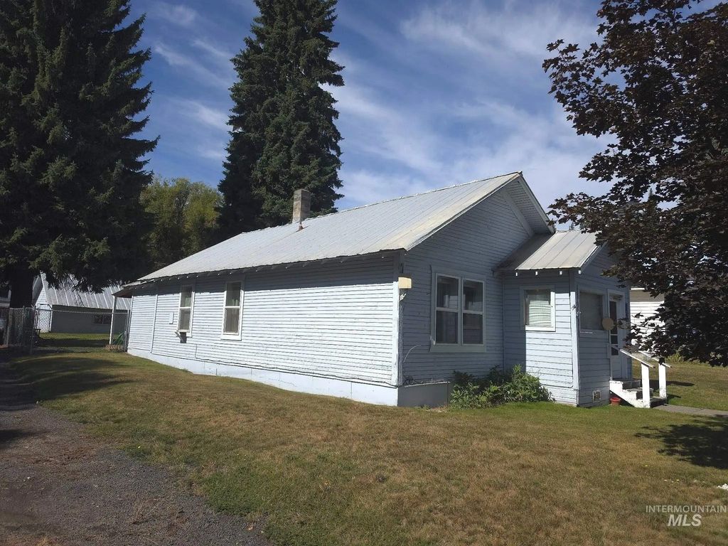102 N 2nd St, Elk River