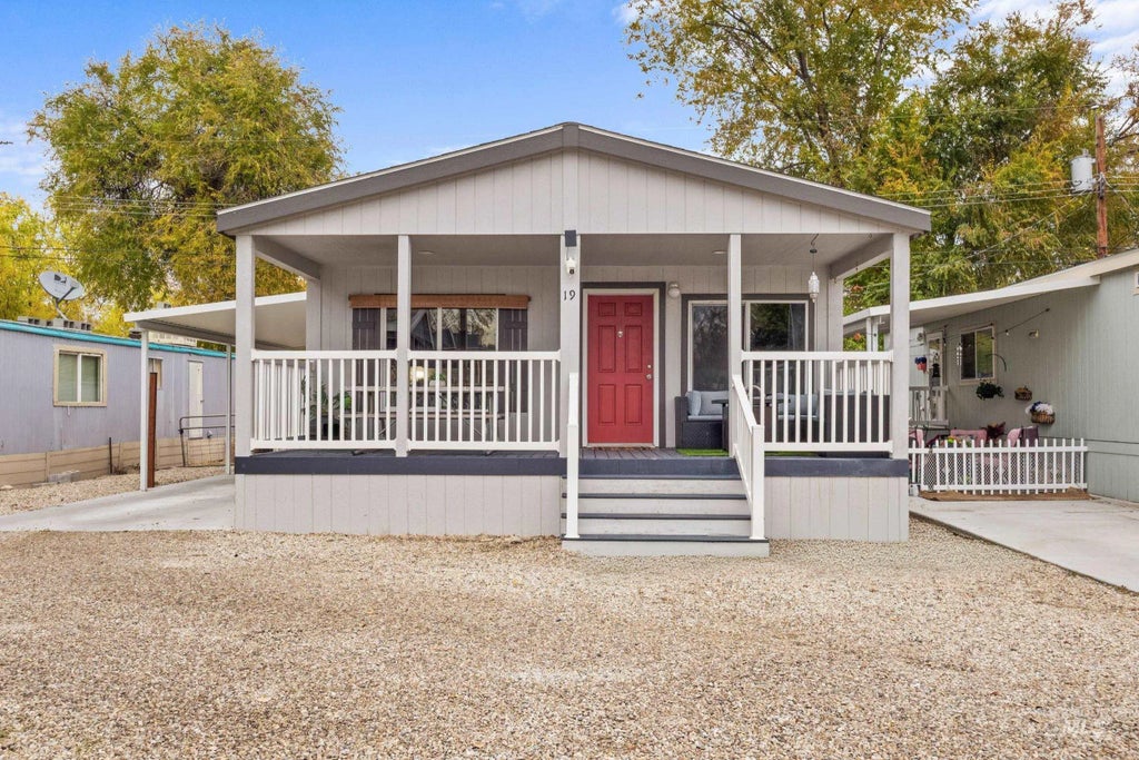 208 E 44th #trlr 19, Garden City