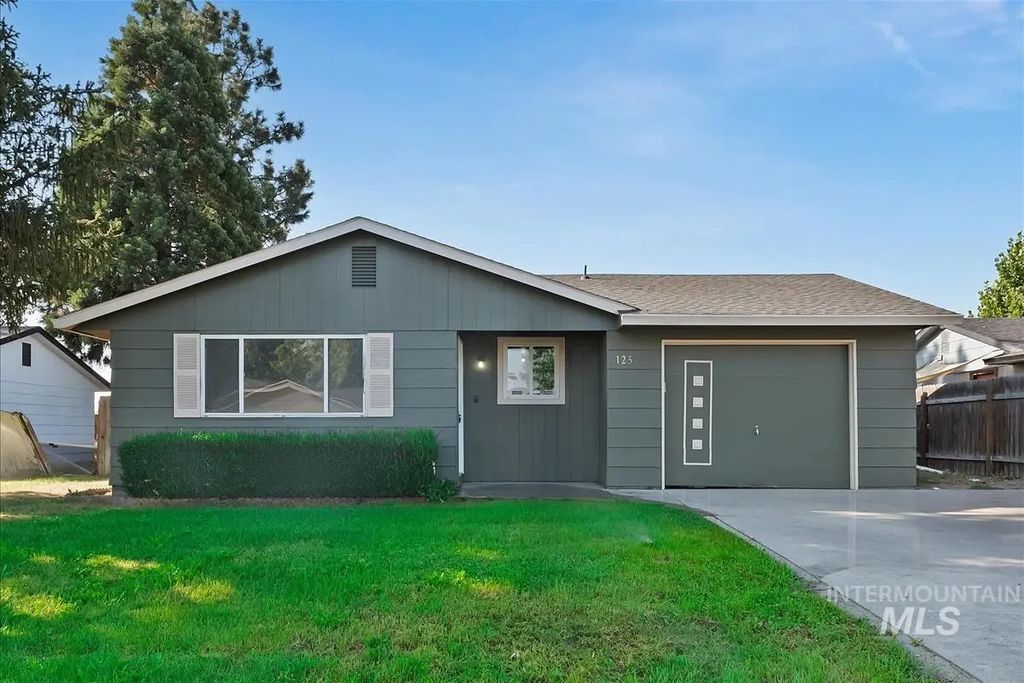 125 Donna Dr, Middleton