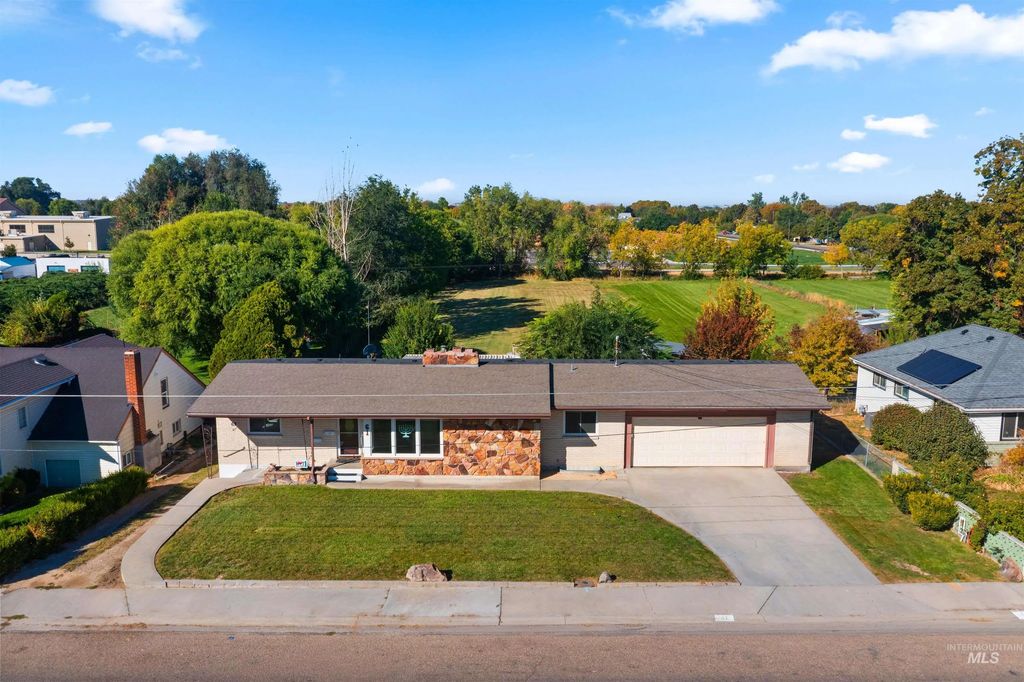 61 S Canyon St, Nampa