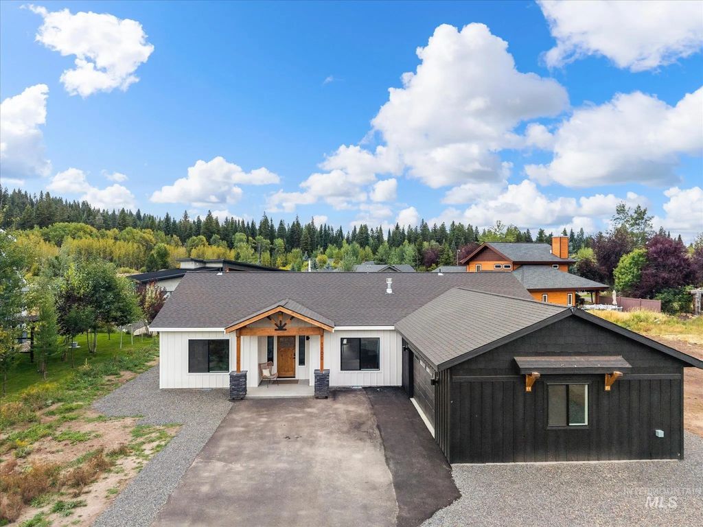 1100 Mo's, McCall