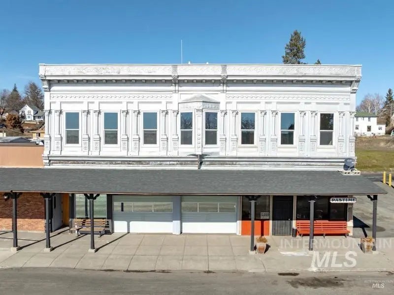 132 E Walnut Avenue, Genesee