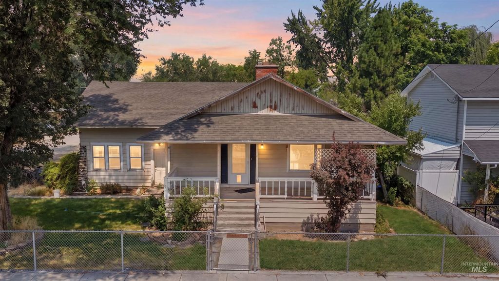 202 E 4th St, Kuna