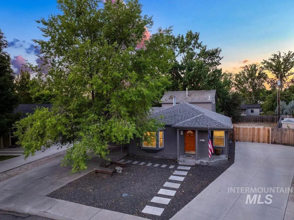 425 N Riverview Dr, Boise