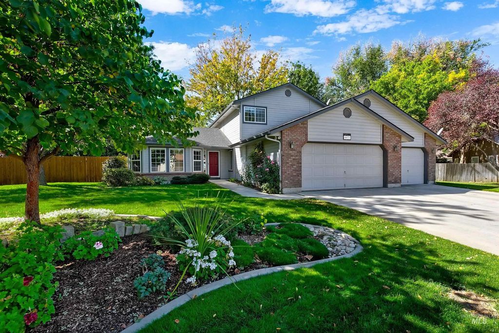6071 N Drake Way, Garden City
