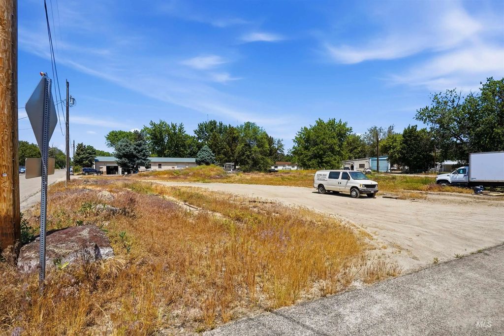 200 E 46th Place, Garden City