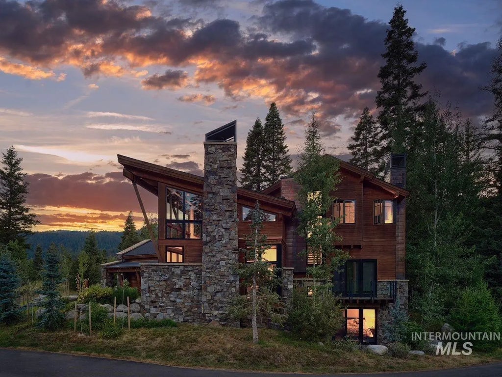 16 Steelhead Court, Donnelly