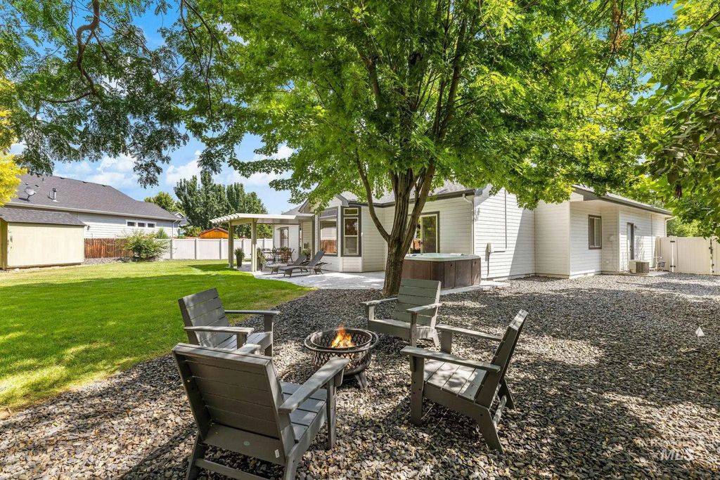 2818 E Shadowview, Eagle