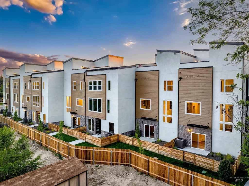 2044 S Mackinnon Ln, Boise