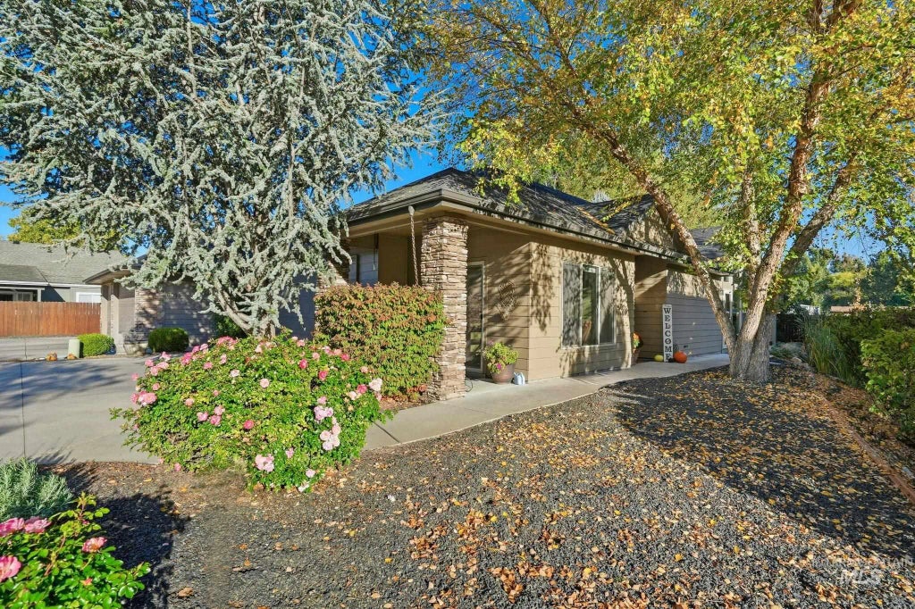 6107 Hazelbrook Lane, Garden City