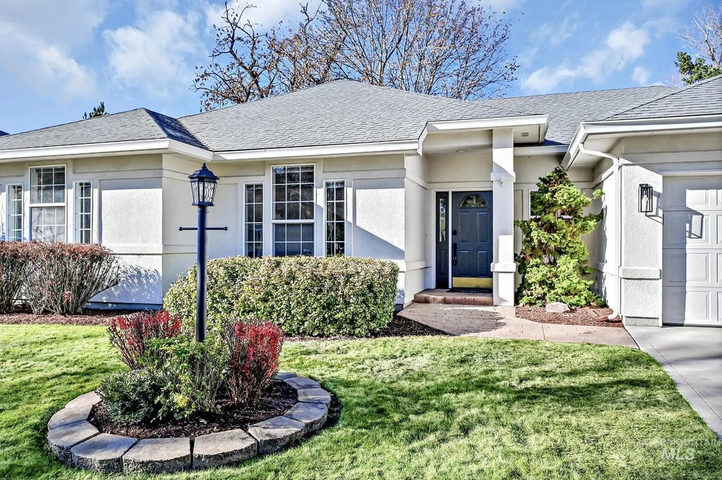 6201 N Fountain Ln, Garden City