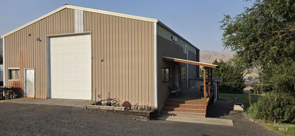 802 Evans Rd, Clarkston