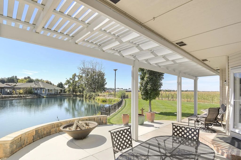 9001 Duck Lake Dr, Garden City