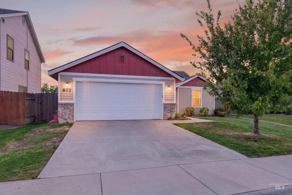 877 E Shady Ridge Dr, Kuna