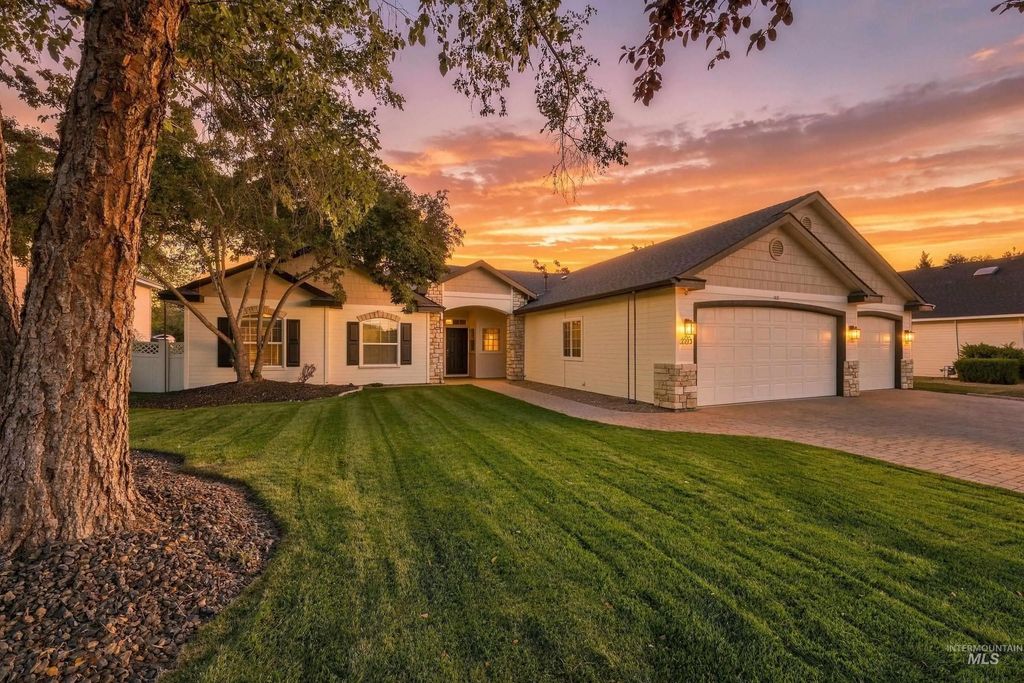 5293 N Schubert Ave, Meridian