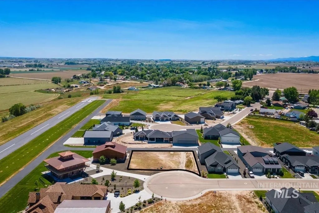 21325 Cessna Ct, Greenleaf