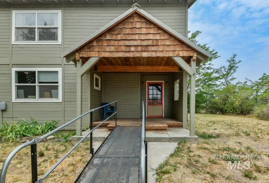 595 Cemetery Rd, Cambridge