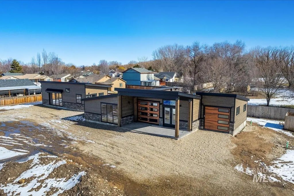 362-436 W London St, Middleton