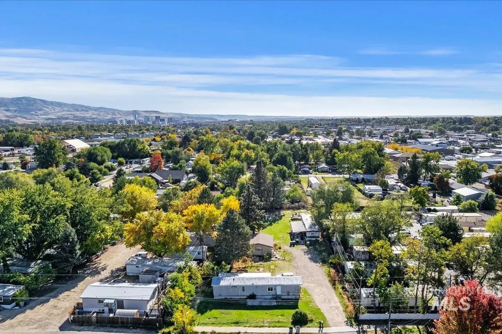 213 E 40th Street, Garden City