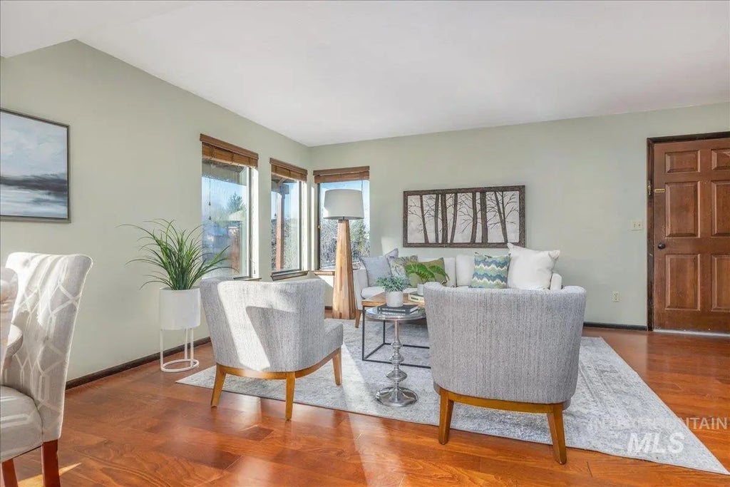 2228 E Roanoke Dr, Boise