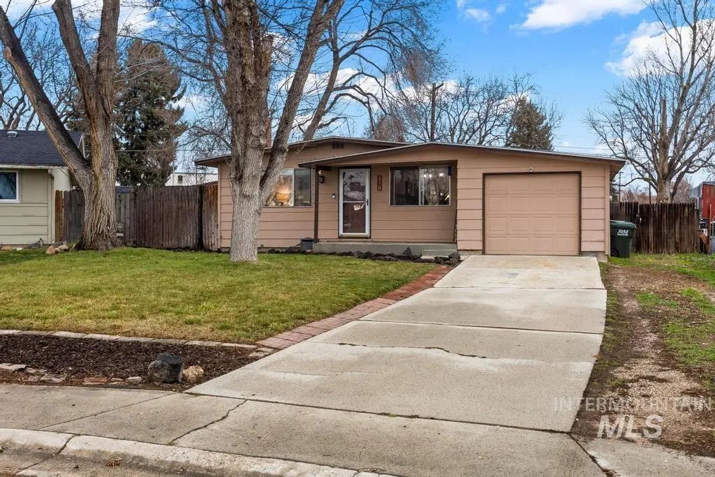 210 E Morris Ct, Kuna