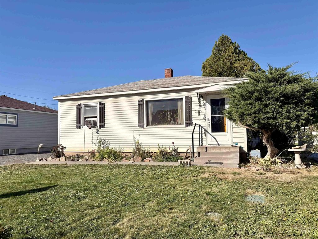 253 Blue Lakes Boulevard, Twin Falls