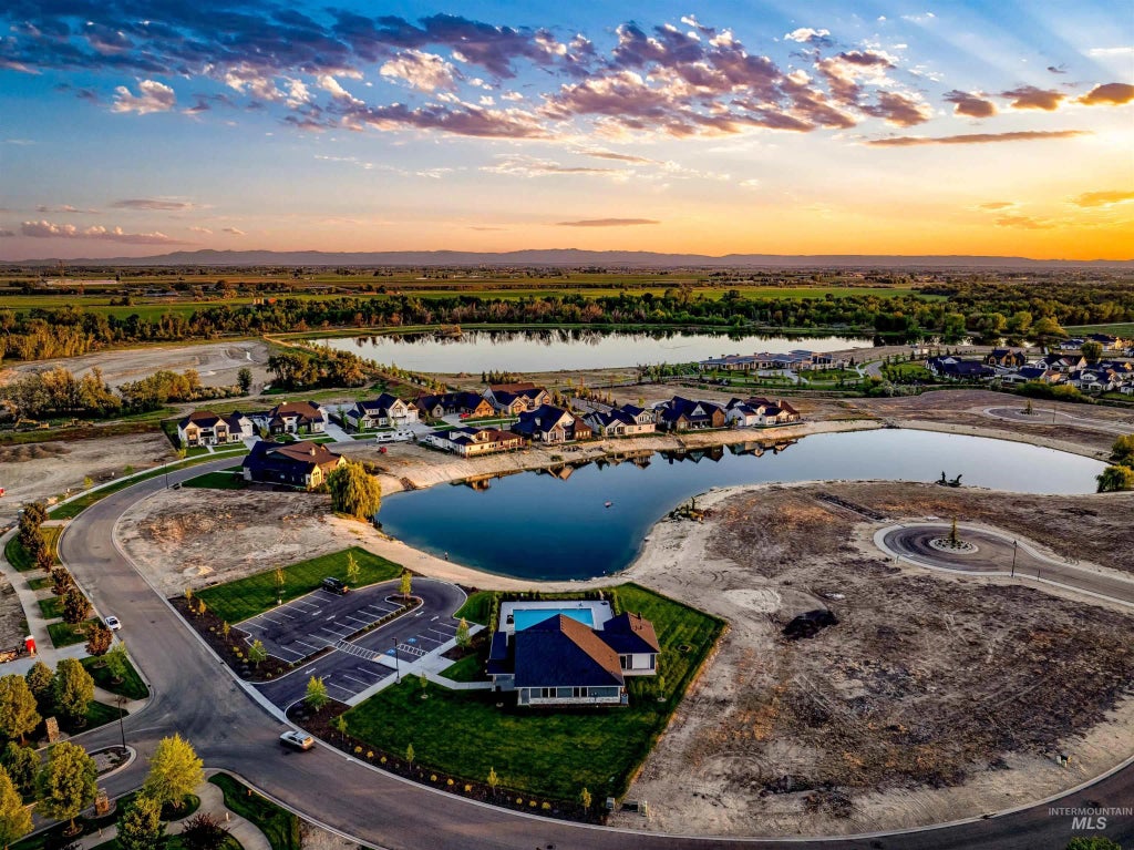 6371 Salmon Falls, Star