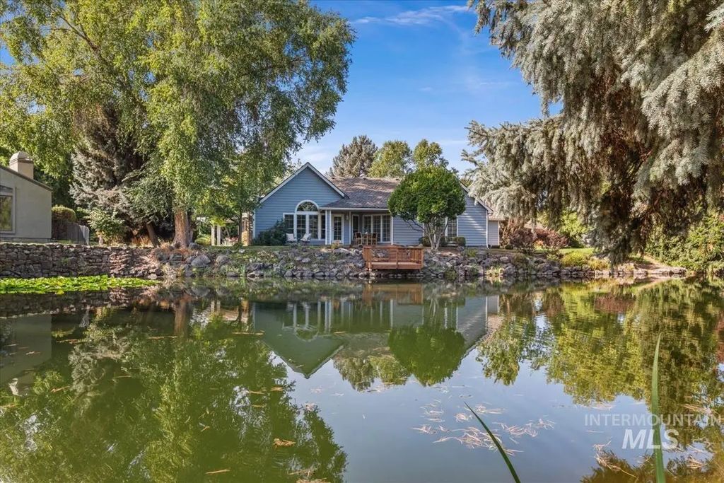 4886 N Lake Front Pl, Garden City