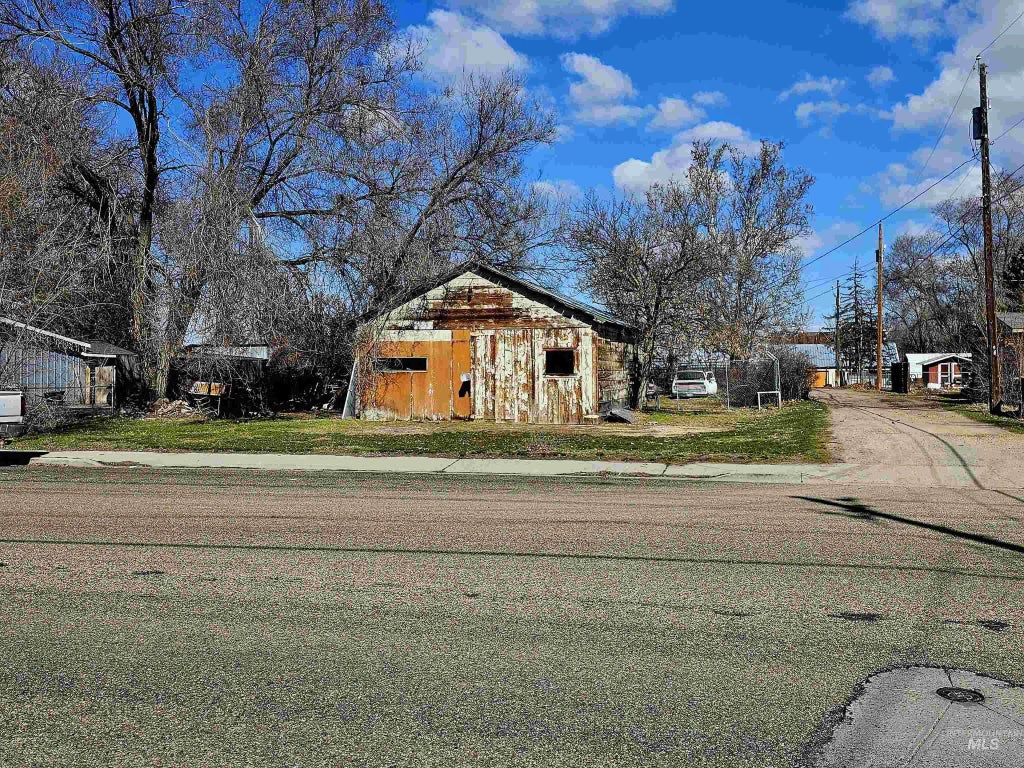 812 6th St. N., Nampa