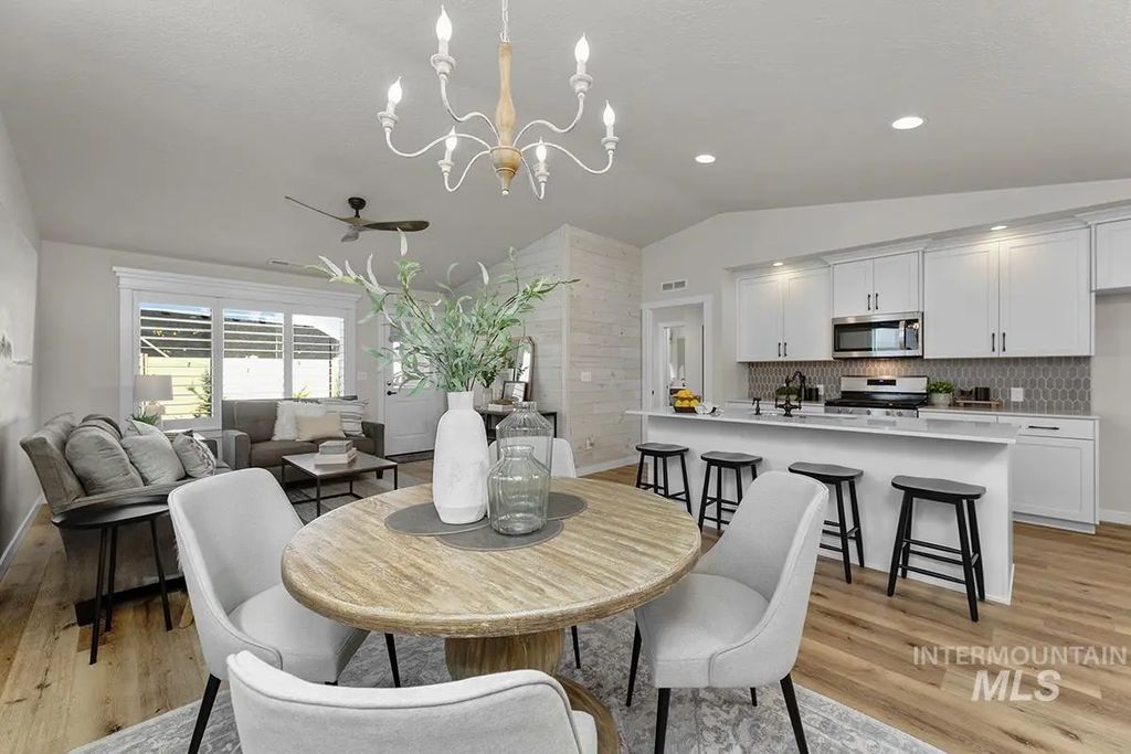 122 W Hyndman Drive, Meridian