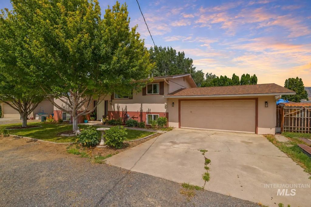 2390 Rolling Hills Dr, Clarkston