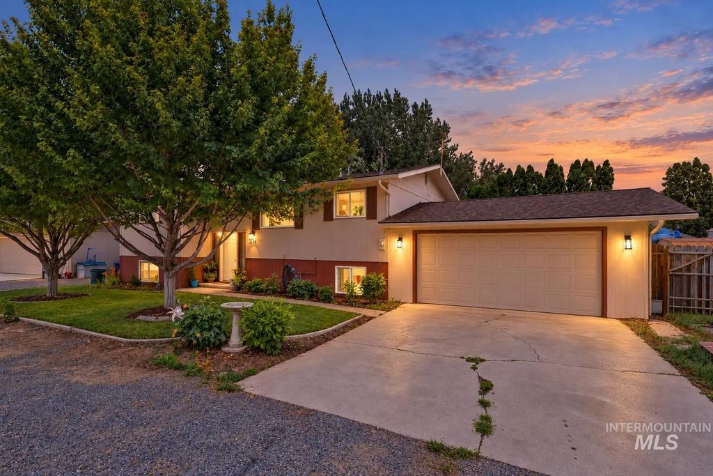 2390 Rolling Hills Dr, Clarkston