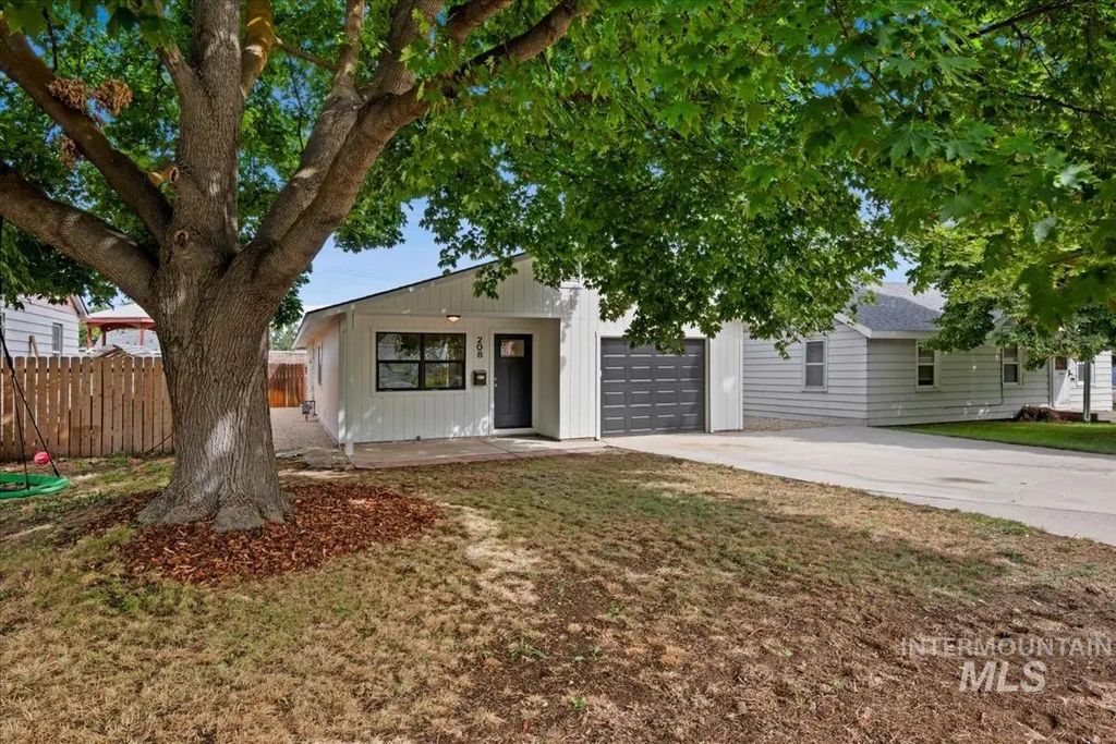 208 Young Ave., Nampa