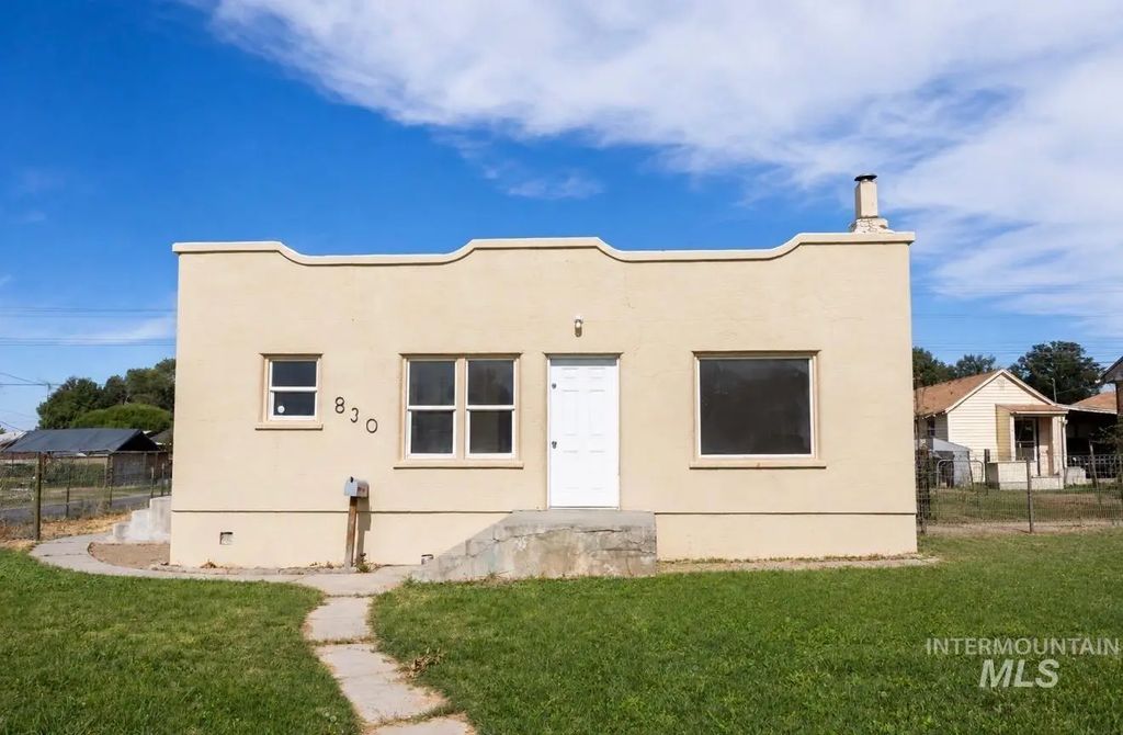 830 Broadway Ave N, Buhl